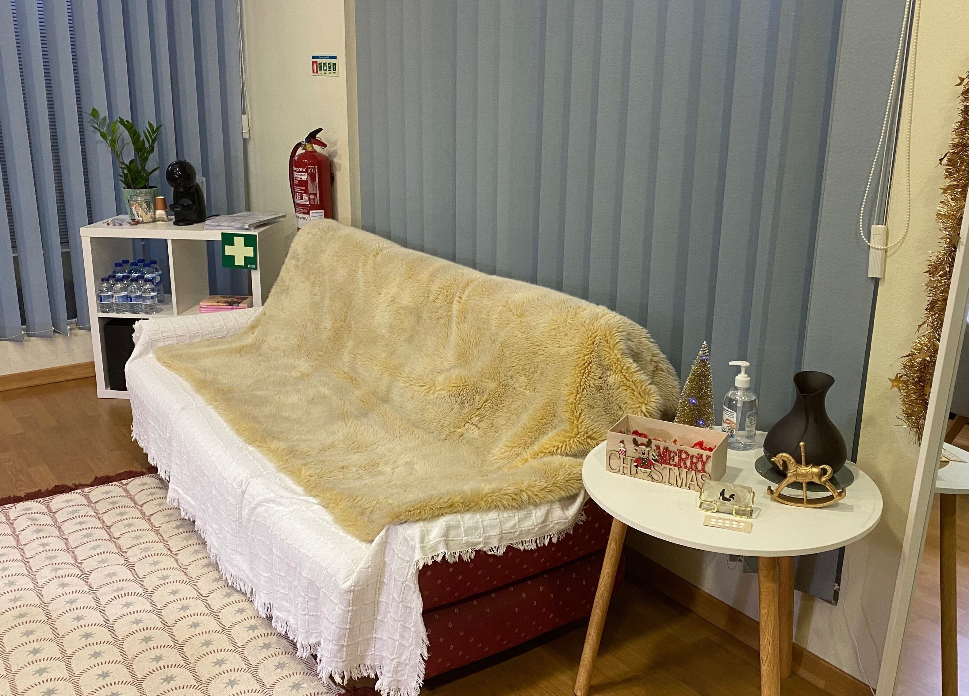 Área de espera aconchegante na Mermaid Beauty, Bragança, Bragança, PT, com sofá confortável e decoração natalina.