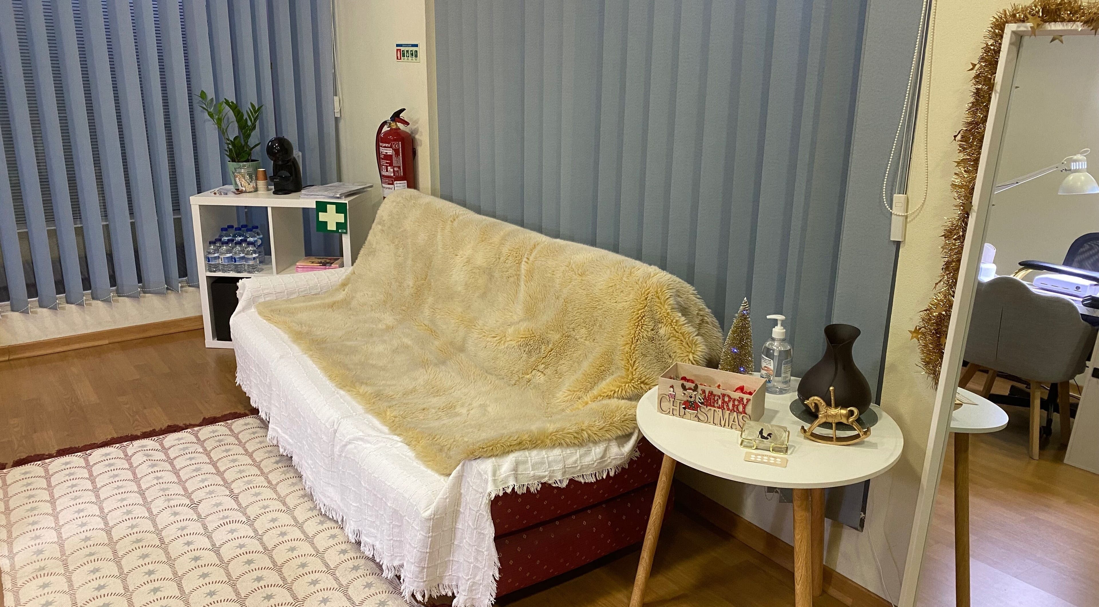 Área de espera aconchegante na Mermaid Beauty, Bragança, Bragança, PT, com sofá confortável e decoração natalina.