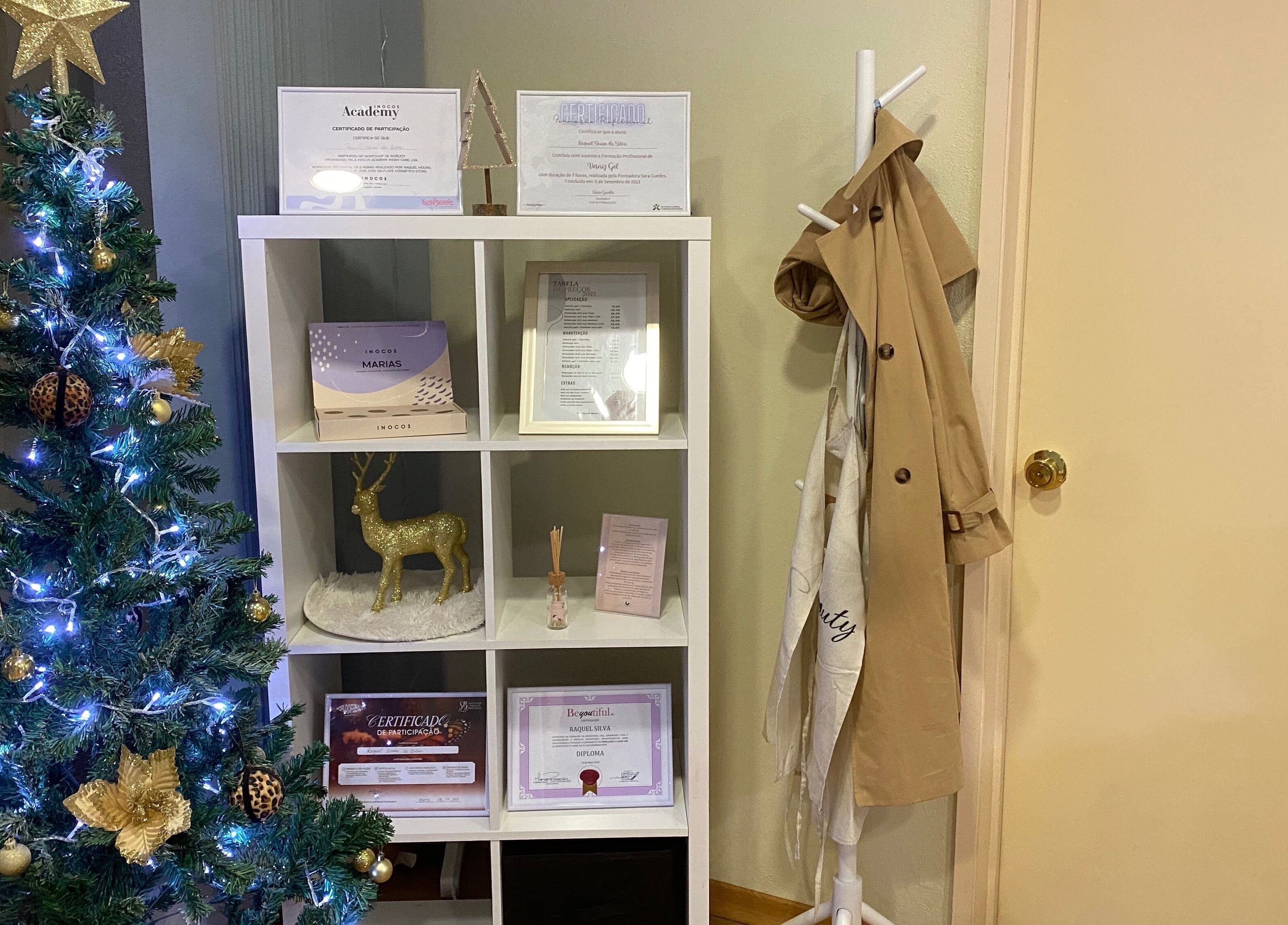 Decoração natalina com árvore e certificados na Mermaid Beauty, Bragança, Bragança, PT.