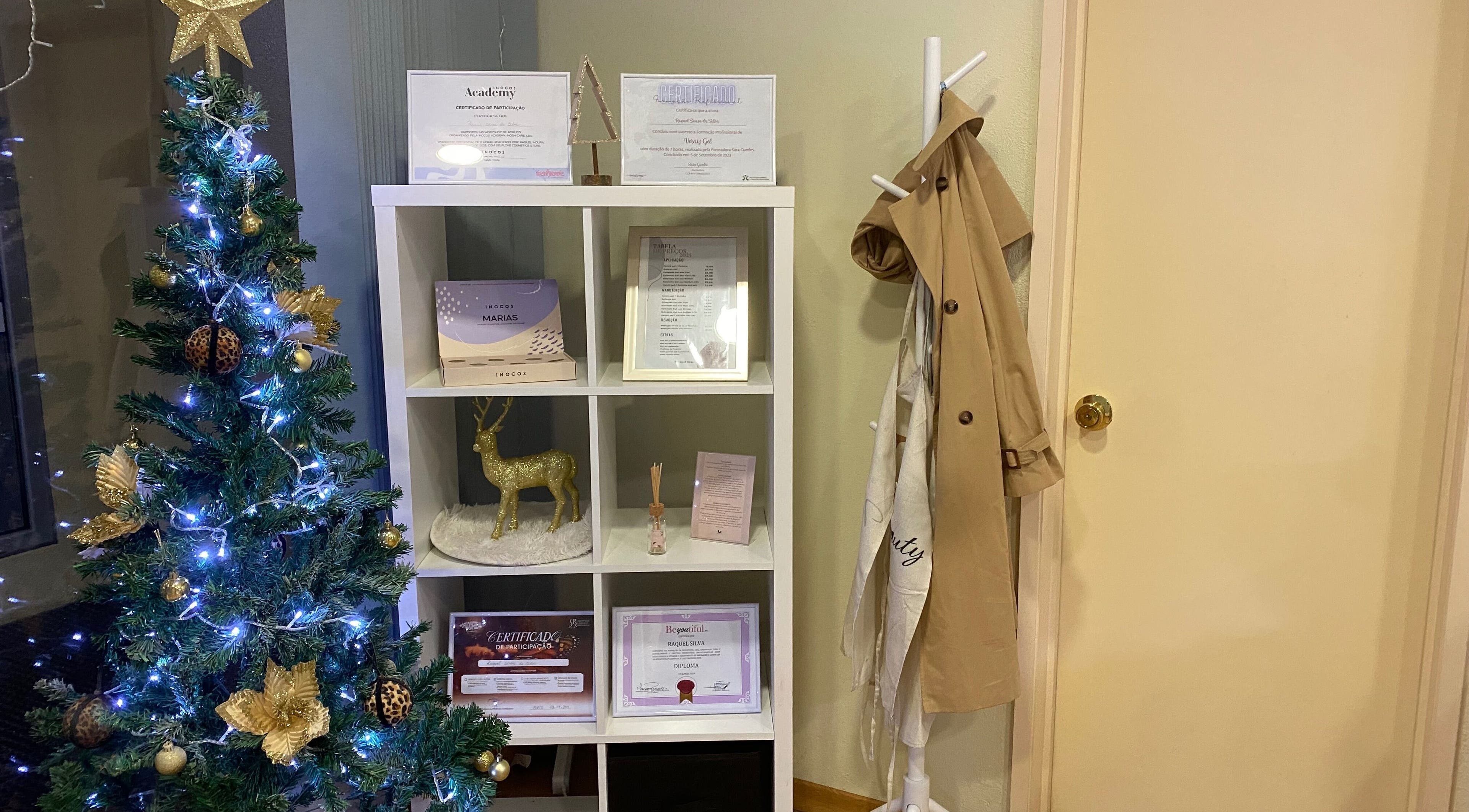Decoração natalina com árvore e certificados na Mermaid Beauty, Bragança, Bragança, PT.