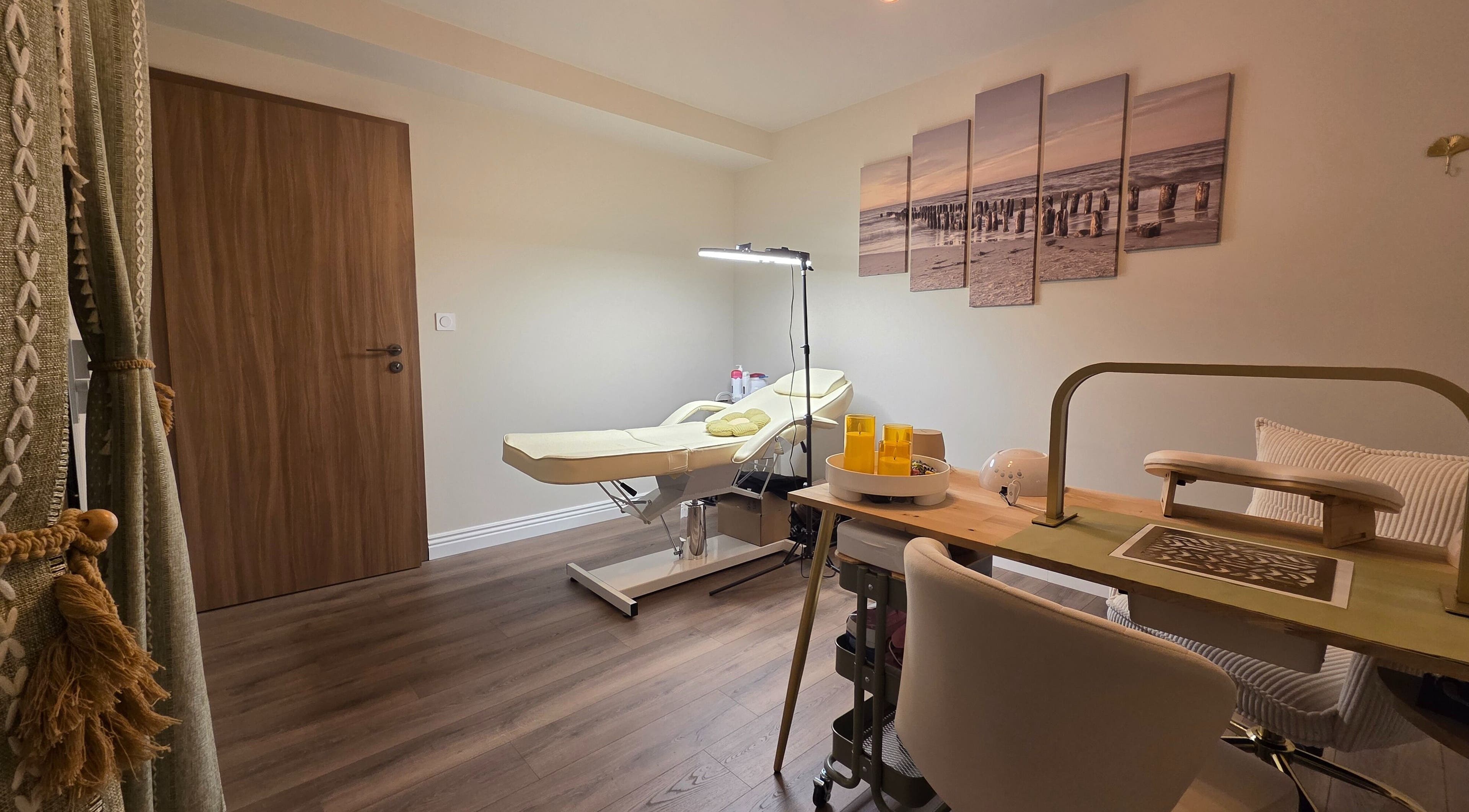 Salon de bien-être élégant chez Kendra Rivière, Faverois, Bourgogne-franche-comté, FR, avec table de soin moderne.