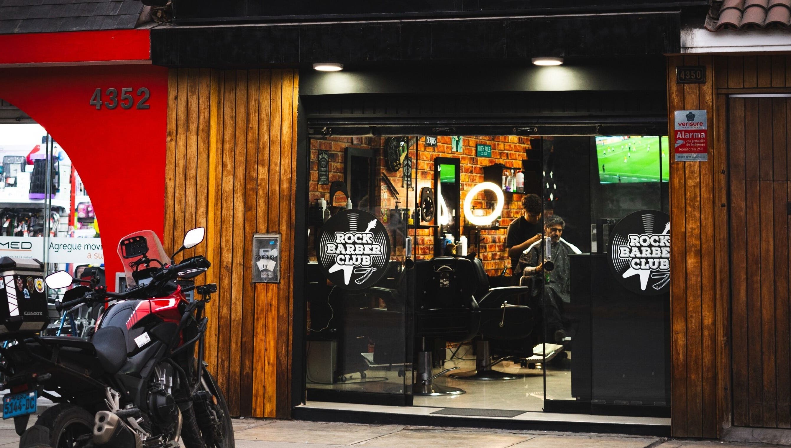 Entrada de Rock Barber Club en Surquillo, Provincia De Lima, PE con motocicleta estacionada afuera.