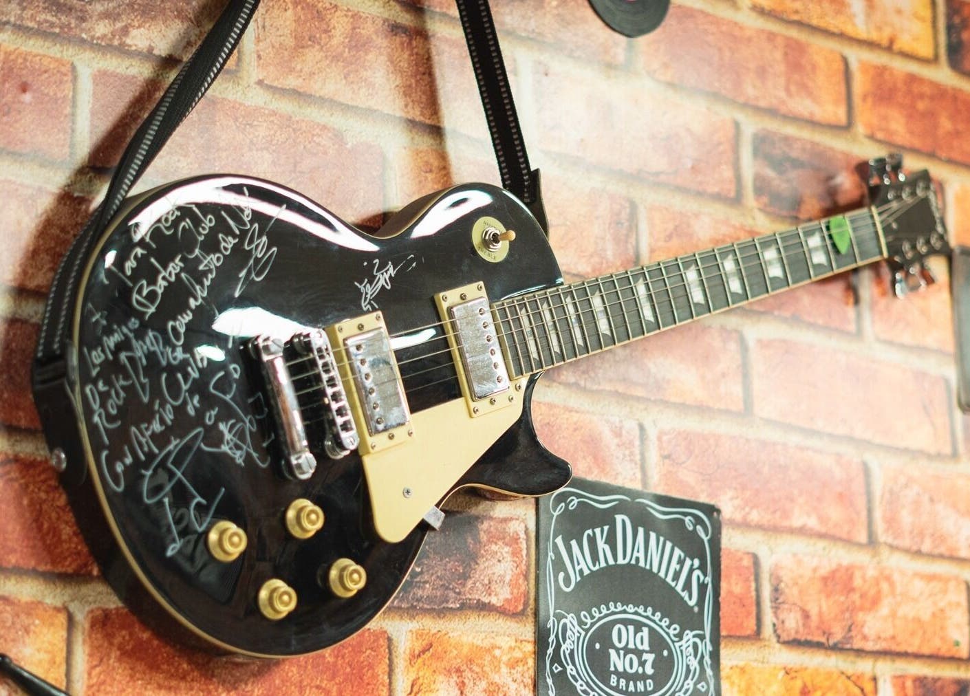 Guitarra autografiada en pared de Rock Barber Club, Surquillo, Provincia De Lima, PE.