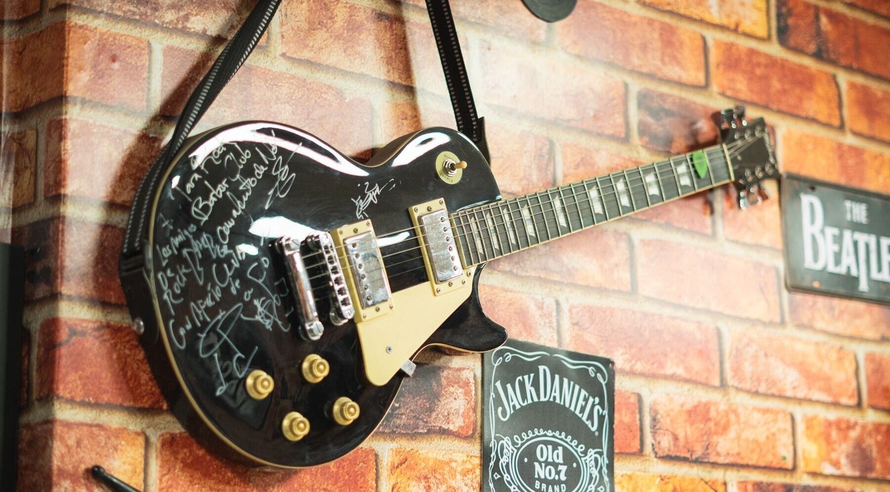 Guitarra autografiada en pared de Rock Barber Club, Surquillo, Provincia De Lima, PE.