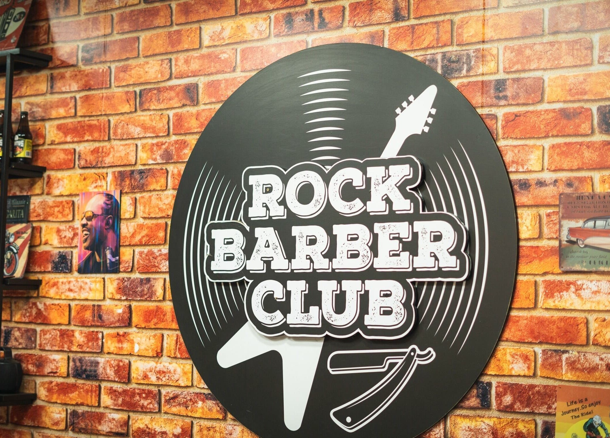 Logotipo de Rock Barber Club en pared de ladrillo, Surquillo, Provincia De Lima, PE.