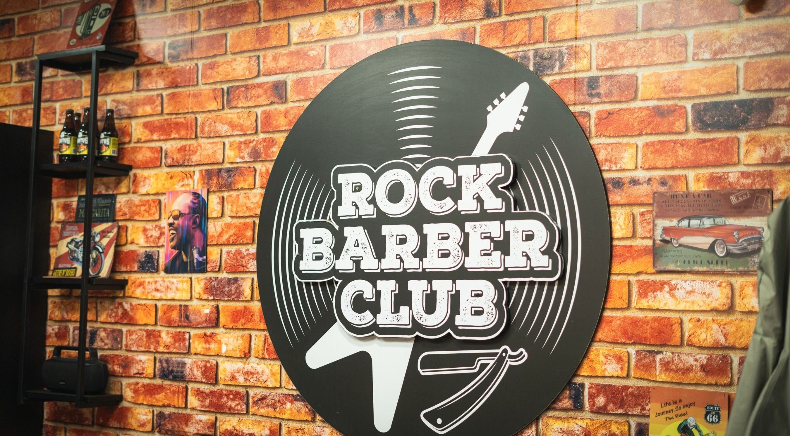 Logotipo de Rock Barber Club en pared de ladrillo, Surquillo, Provincia De Lima, PE.