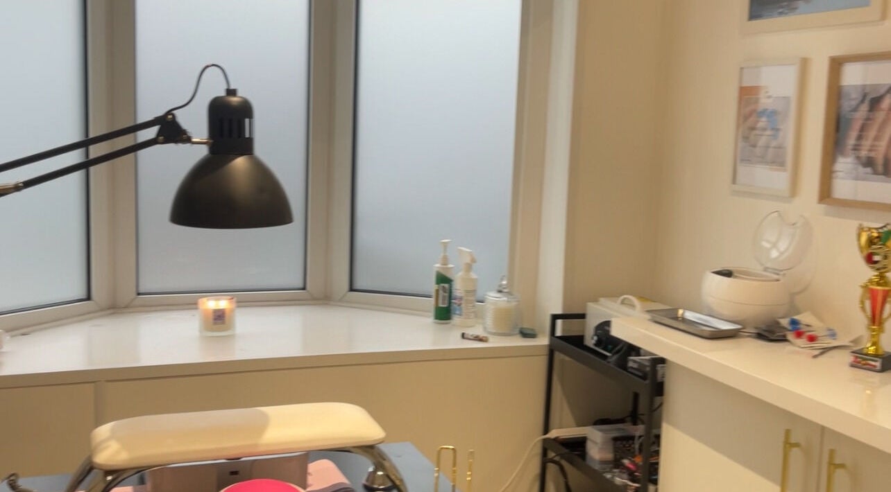 Interior modern la Vivi Nails, Derby, England, GB, cu decor primitor și echipamente de înfrumusețare.