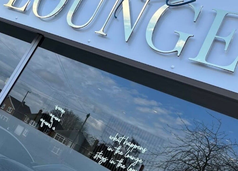 Viziune frontală a Lounge-ului Vivi Nails, situat în Derby, England, GB.