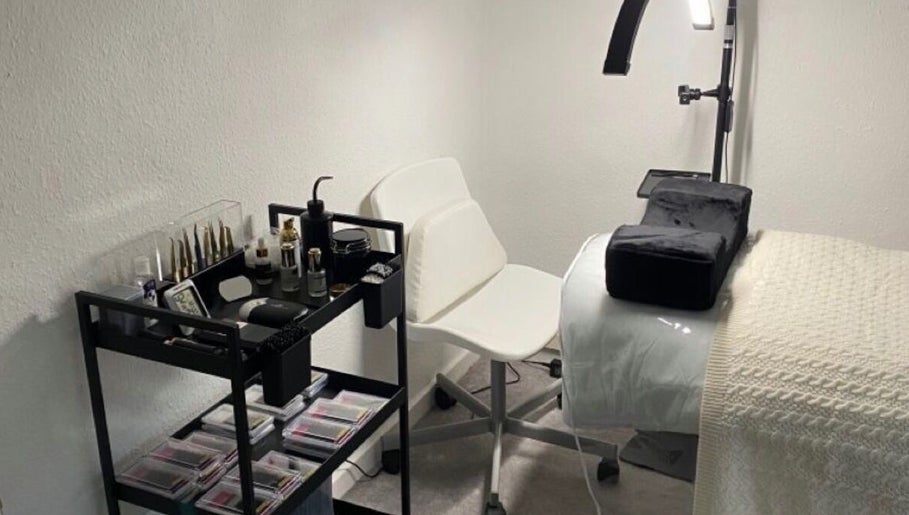 Cozy lash treatment setup at Lina Lash Studio, Huissen, Gelderland, NL with a white chair and treatment bed.