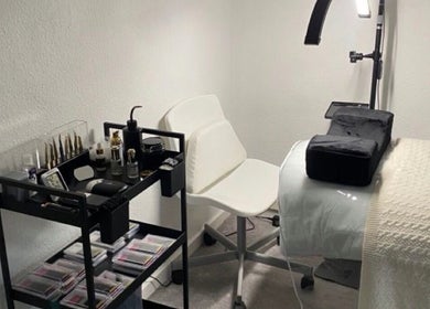 Cozy lash treatment setup at Lina Lash Studio, Huissen, Gelderland, NL with a white chair and treatment bed.