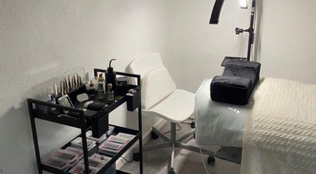 Cozy lash treatment setup at Lina Lash Studio, Huissen, Gelderland, NL with a white chair and treatment bed.