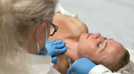 Therapist applying a rejuvenating injection at London Skin Therapy, Hounslow, England, GB.