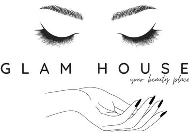 Logo GLAM HOUSE YOUR BEAUTY PLACE w Tarnowskie Góry, Województwo Śląskie, PL z rzęsami i dłonią.