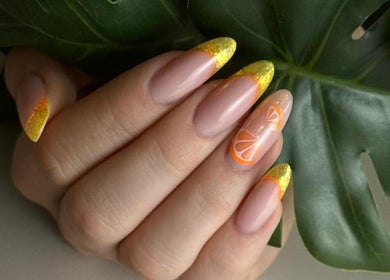 Manicure z motywem cytrusowym w GLAM HOUSE YOUR BEAUTY PLACE, Tarnowskie Góry, Województwo Śląskie, PL.