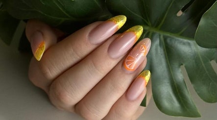Manicure z motywem cytrusowym w GLAM HOUSE YOUR BEAUTY PLACE, Tarnowskie Góry, Województwo Śląskie, PL.
