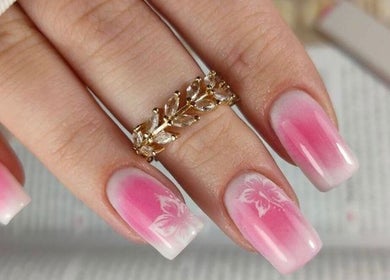 Różowy ombre manikiur w GLAM HOUSE YOUR BEAUTY PLACE w Tarnowskie Góry, Województwo Śląskie, PL.