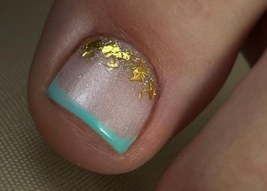 Elegancki manicure z złotymi akcentami w GLAM HOUSE YOUR BEAUTY PLACE, Tarnowskie Góry, Województwo Śląskie, PL.