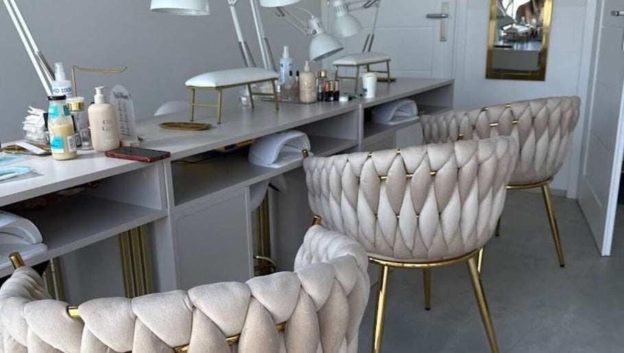 Eleganckie wnętrze Glam House Your Beauty Place, Tarnowskie Góry, Województwo Śląskie, PL z luksusowymi krzesłami.