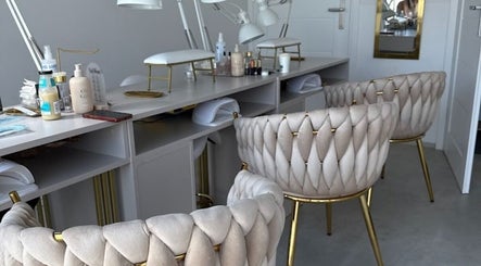 Eleganckie wnętrze Glam House Your Beauty Place, Tarnowskie Góry, Województwo Śląskie, PL z luksusowymi krzesłami.