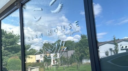 Odbicie na szybie Glam House Your Beauty Place, Tarnowskie Góry, Województwo Śląskie, PL