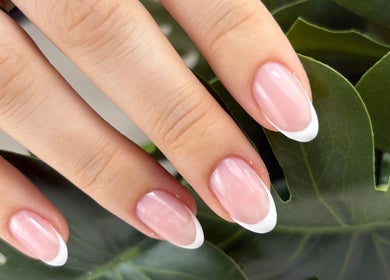 Elegancki manicure w Glam House Your Beauty Place, Tarnowskie Góry, Województwo Śląskie, PL.