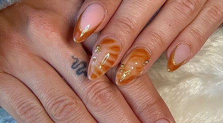 Manucure dorée avec motifs à Enaly Nails, Parempuyre, Nouvelle-Aquitaine, FR.