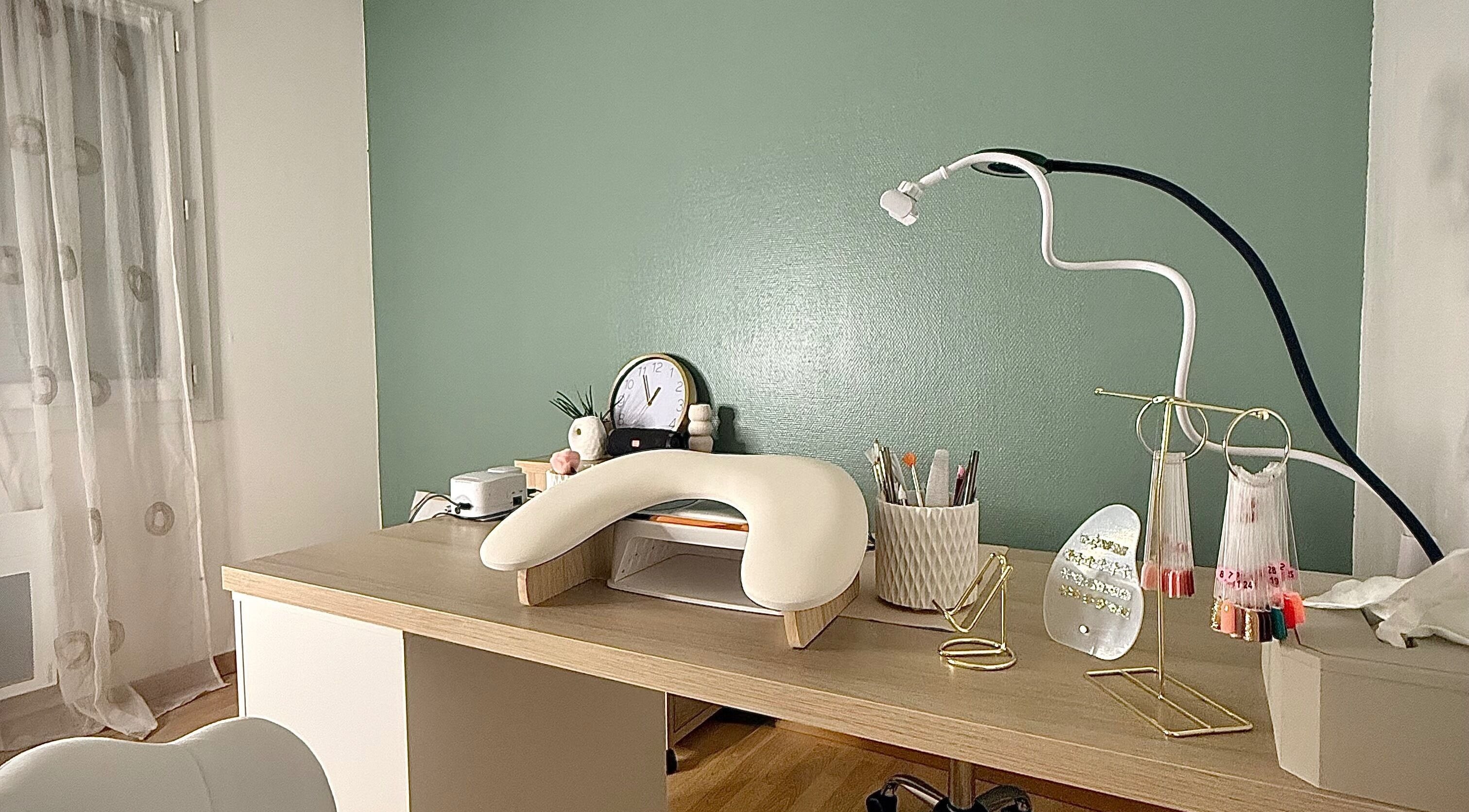 Station manucure moderne à Enaly Nails, Parempuyre, Nouvelle-Aquitaine, FR. Ambiance élégante et outils professionnels.