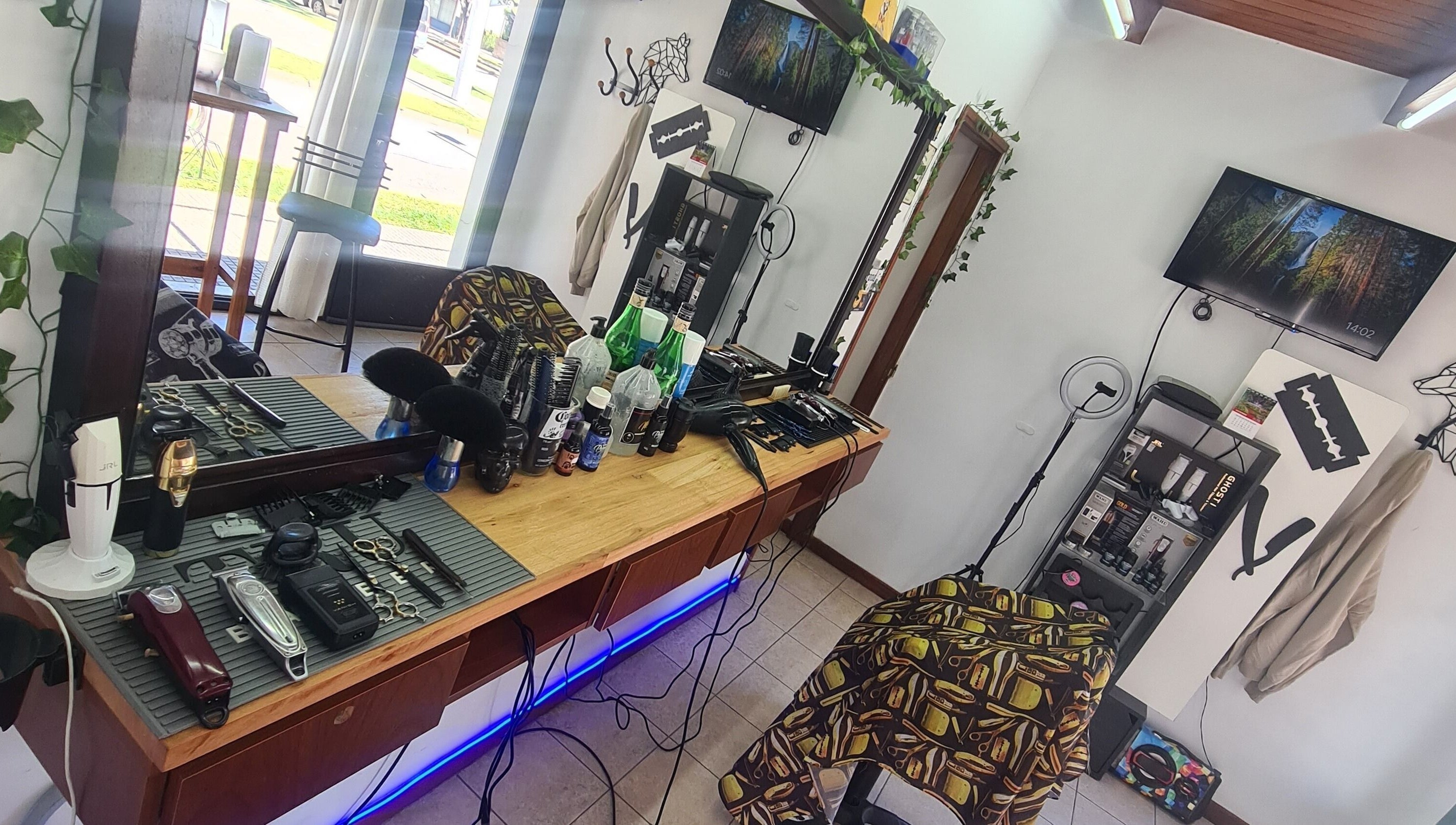 Interior de Matibarberstudio en Rosario, Santa Fe, AR, mostrando herramientas de barbería y decoración moderna.