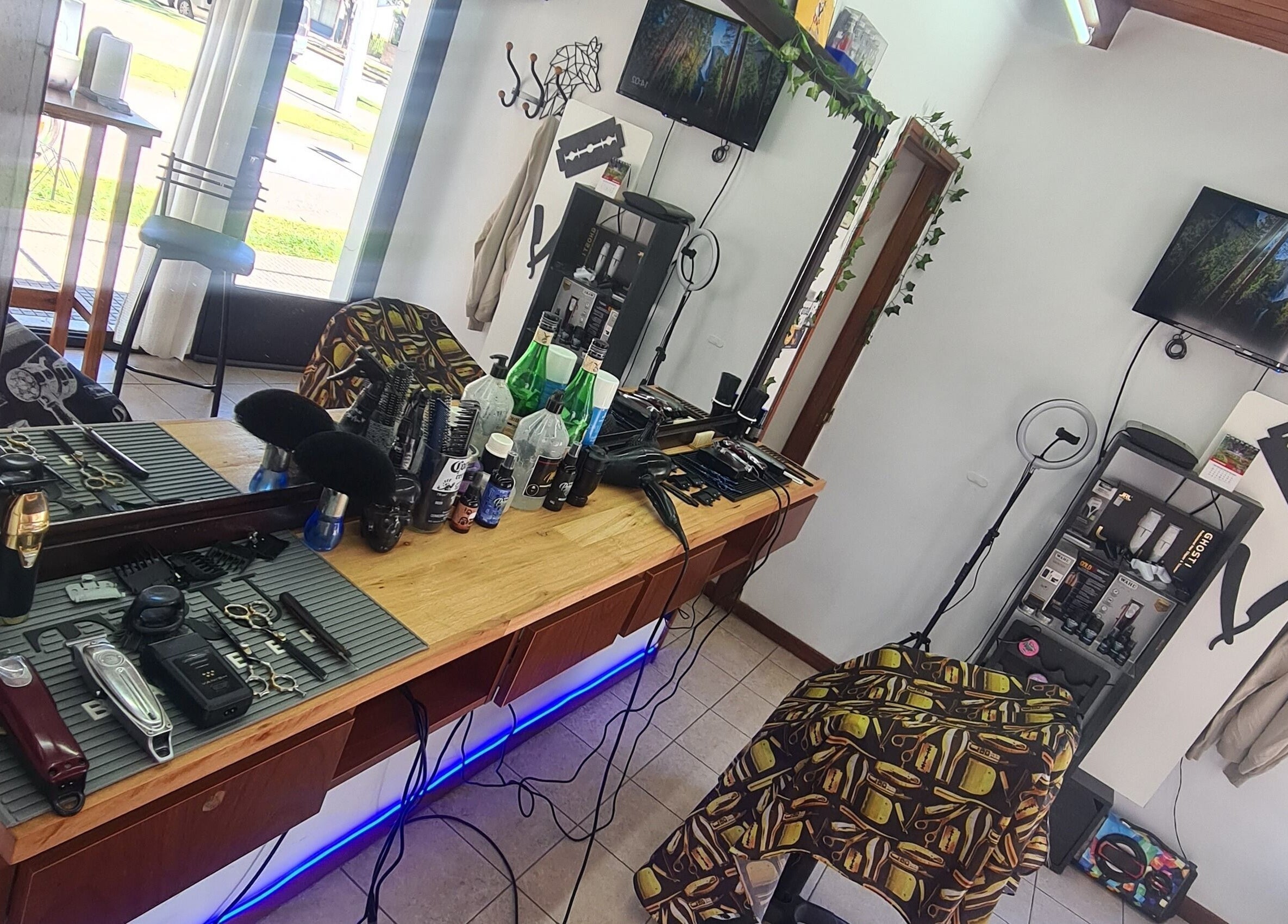 Interior de Matibarberstudio en Rosario, Santa Fe, AR, mostrando herramientas de barbería y decoración moderna.