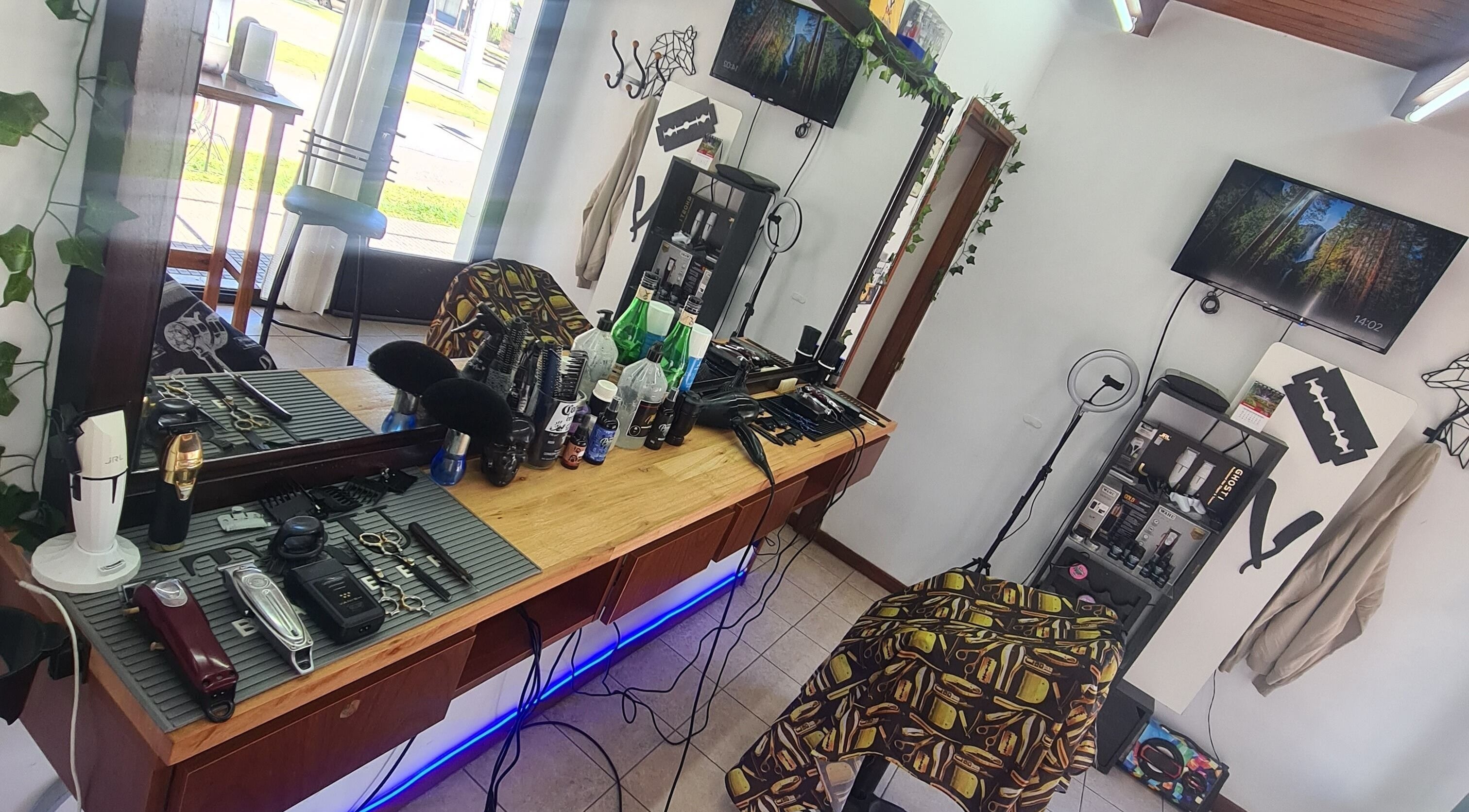 Interior de Matibarberstudio en Rosario, Santa Fe, AR, mostrando herramientas de barbería y decoración moderna.