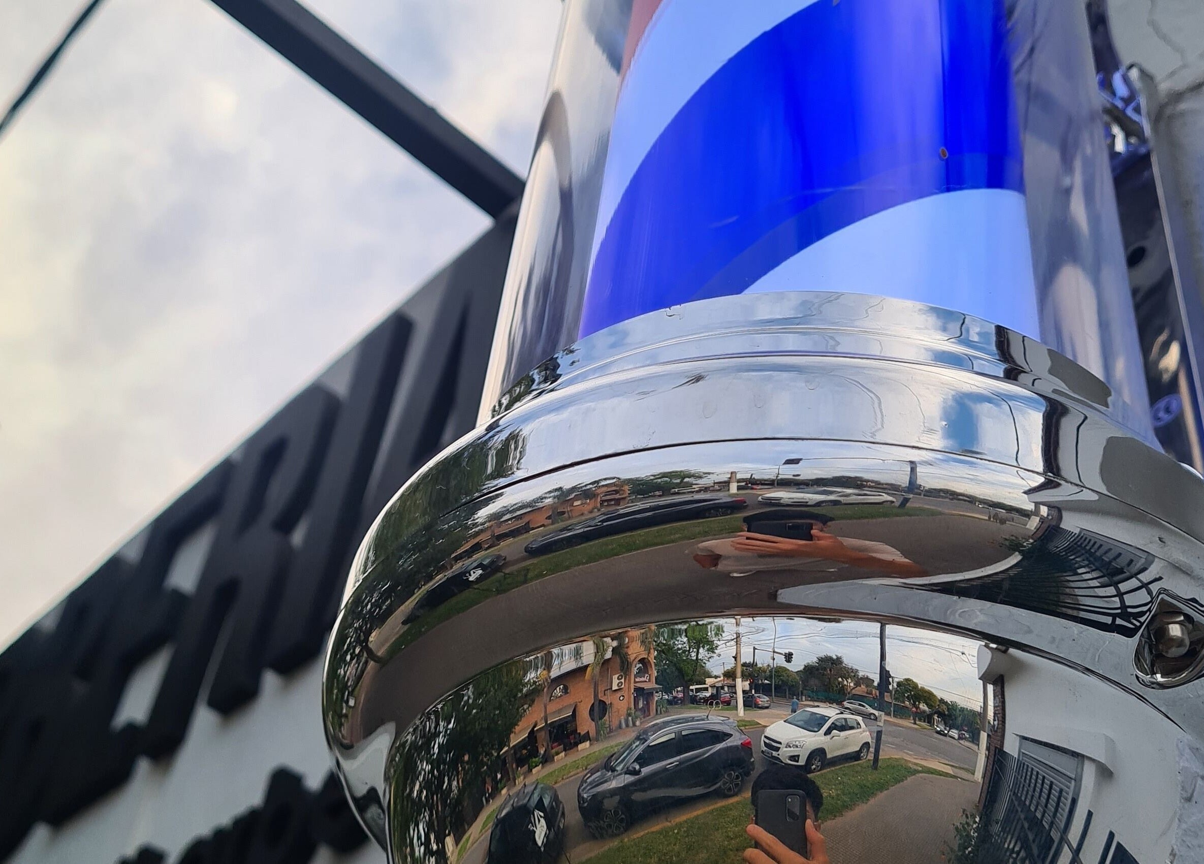 Reflejo en polea de barbero en Matibarberstudio, Rosario, Santa Fe, AR.