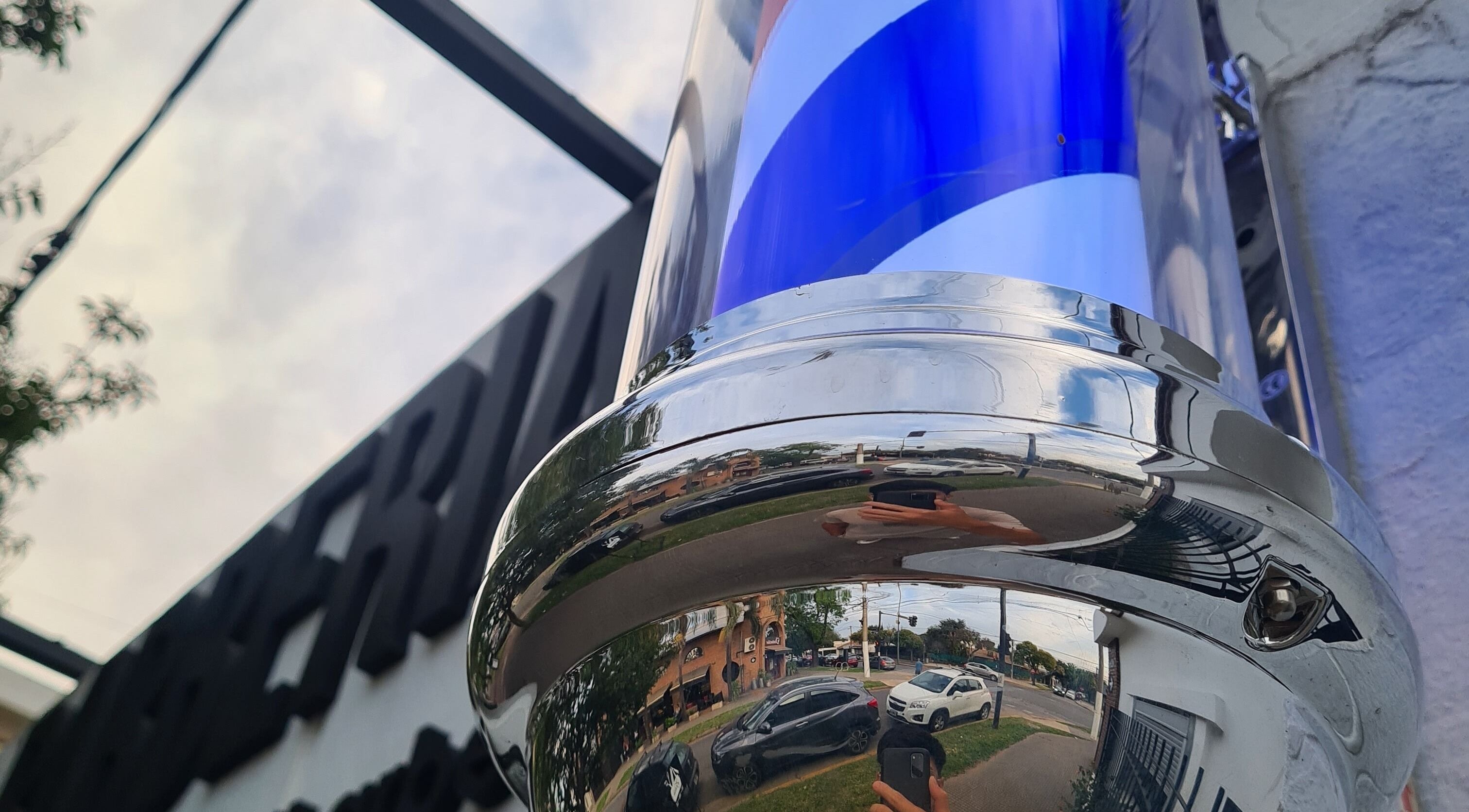 Reflejo en polea de barbero en Matibarberstudio, Rosario, Santa Fe, AR.