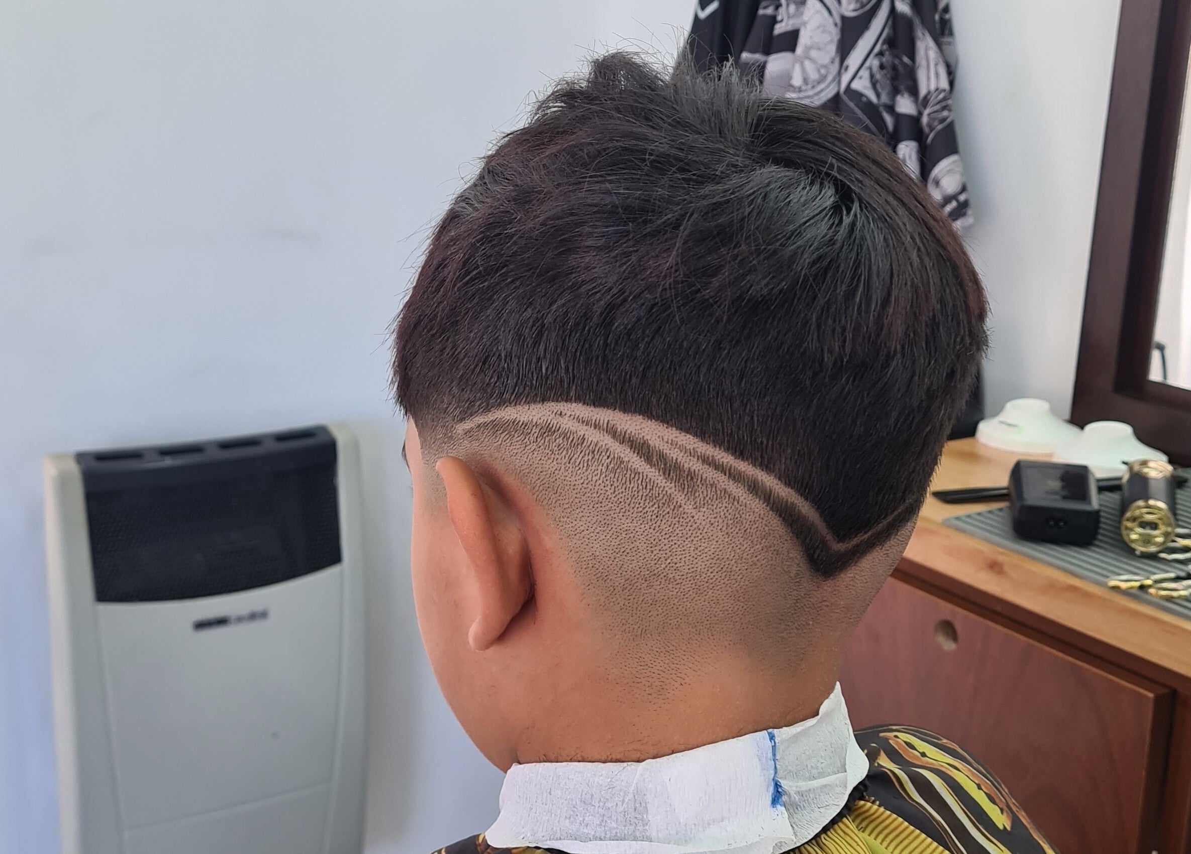 Corte de pelo creativo en Matibarberstudio, Rosario, Santa Fe, AR con diseño único en la nuca.