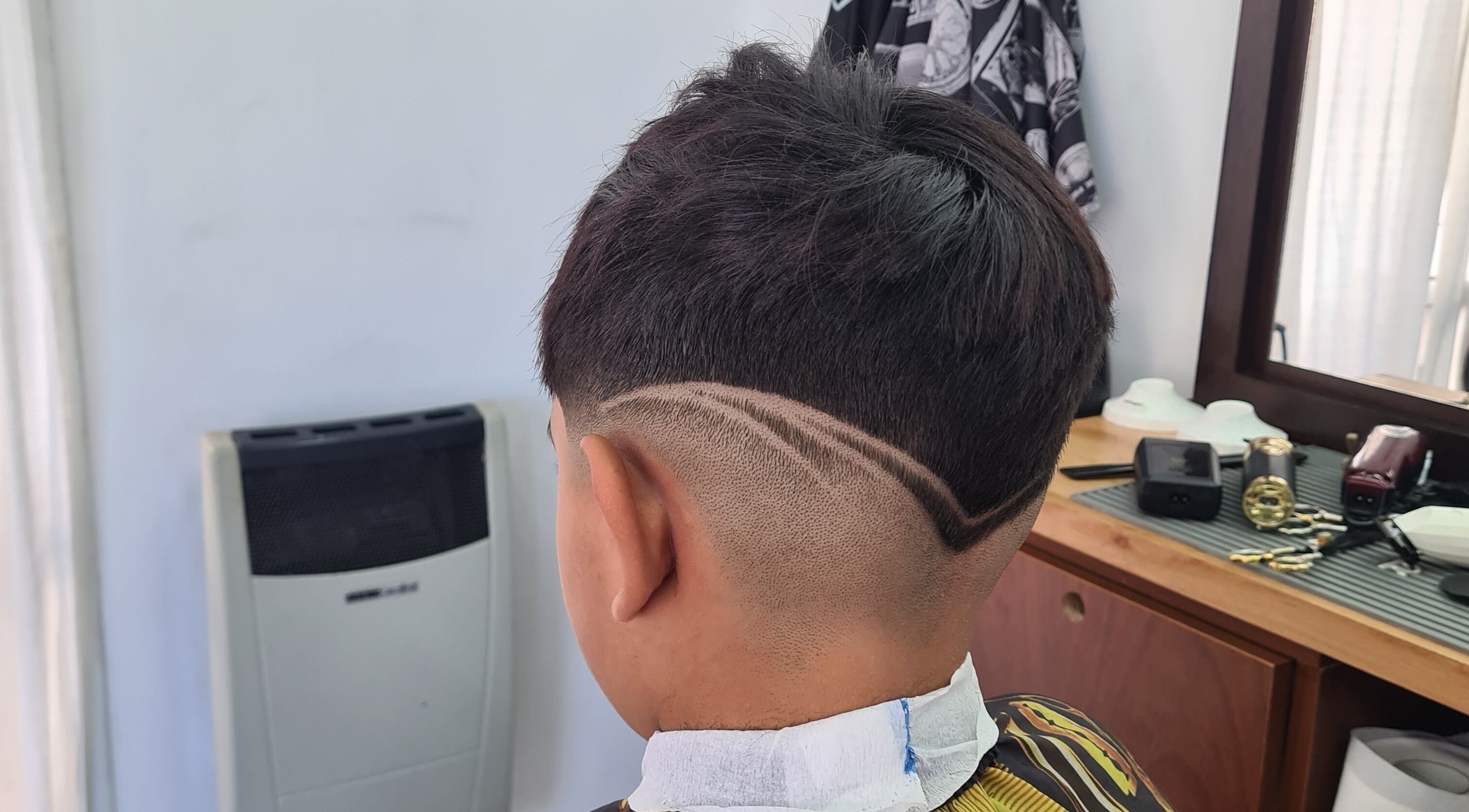 Corte de pelo creativo en Matibarberstudio, Rosario, Santa Fe, AR con diseño único en la nuca.
