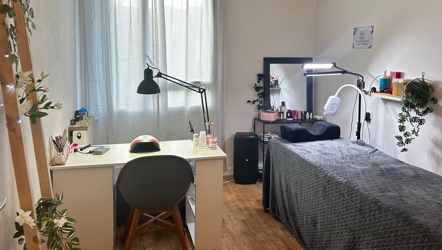 Salle de soins élégante chez DM Esthétique, Clermont-Ferrand, Auvergne-Rhône-Alpes, FR.