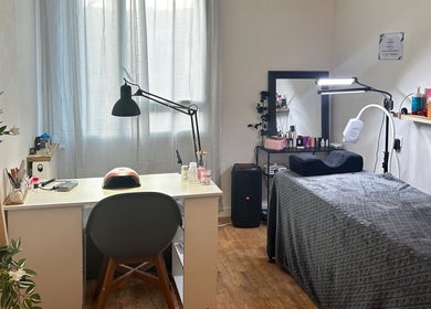 Salle de soins élégante chez DM Esthétique, Clermont-Ferrand, Auvergne-Rhône-Alpes, FR.