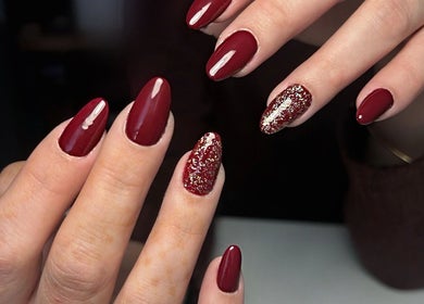 Manucure rouge élégante avec paillettes à DM Esthétique, Clermont-Ferrand, Auvergne-Rhône-Alpes, FR.