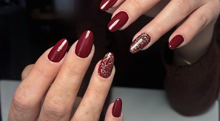 Manucure rouge élégante avec paillettes à DM Esthétique, Clermont-Ferrand, Auvergne-Rhône-Alpes, FR.