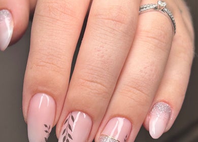 Manucure élégante chez DM Esthétique à Clermont-Ferrand, Auvergne-Rhône-Alpes, FR.