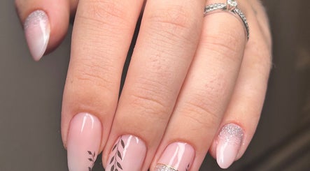 Manucure élégante chez DM Esthétique à Clermont-Ferrand, Auvergne-Rhône-Alpes, FR.