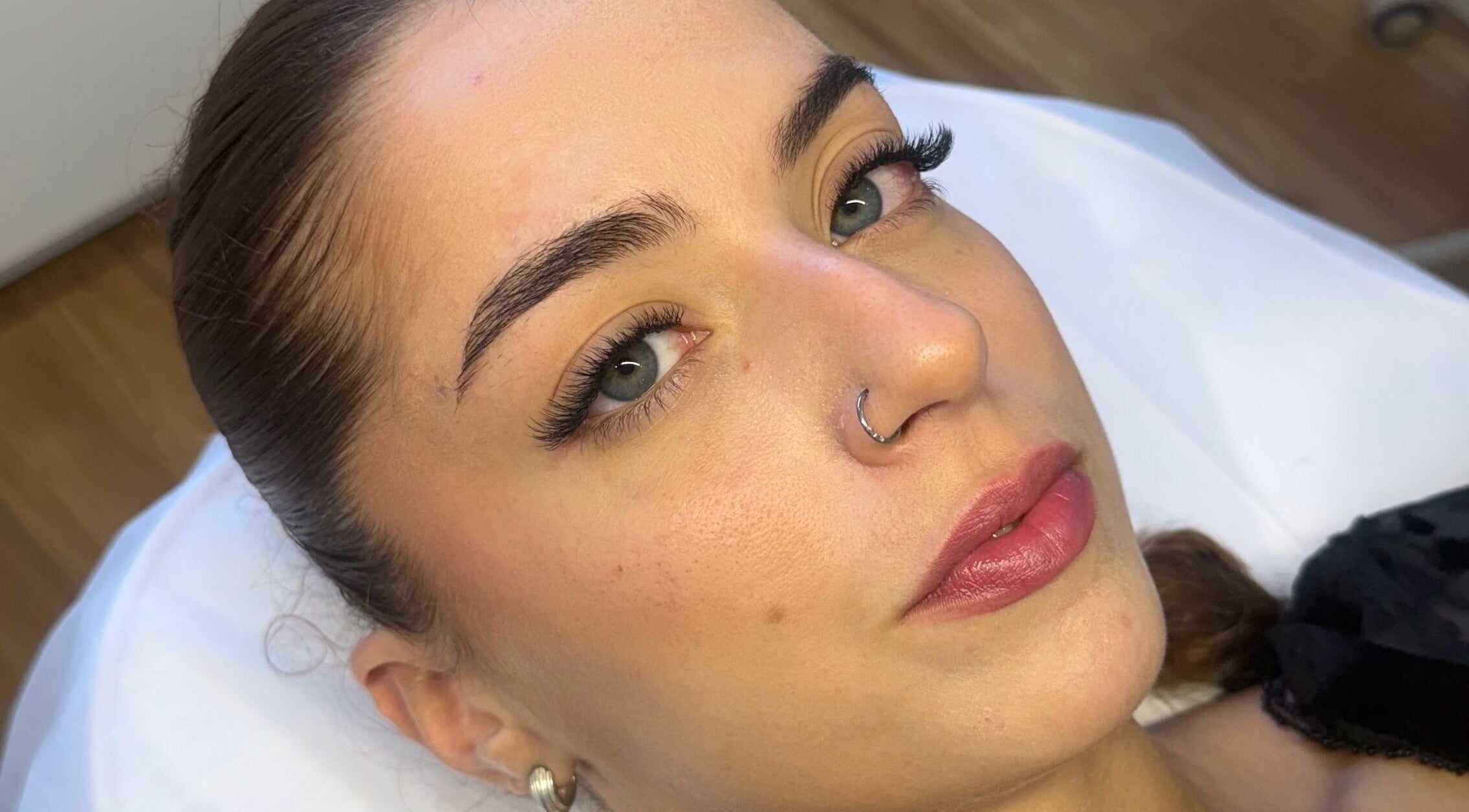 Tratamento facial no Charm Beauty em Faro, Faro, PT, destacando sobrancelhas perfeitas e pele radiante.