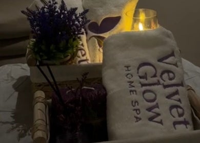 عناية راقية في Velvet Glow هوم سبا بالرياض، الرياض مع لمسة أرجوانية وزهور جميلة.