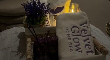 عناية راقية في Velvet Glow هوم سبا بالرياض، الرياض مع لمسة أرجوانية وزهور جميلة.