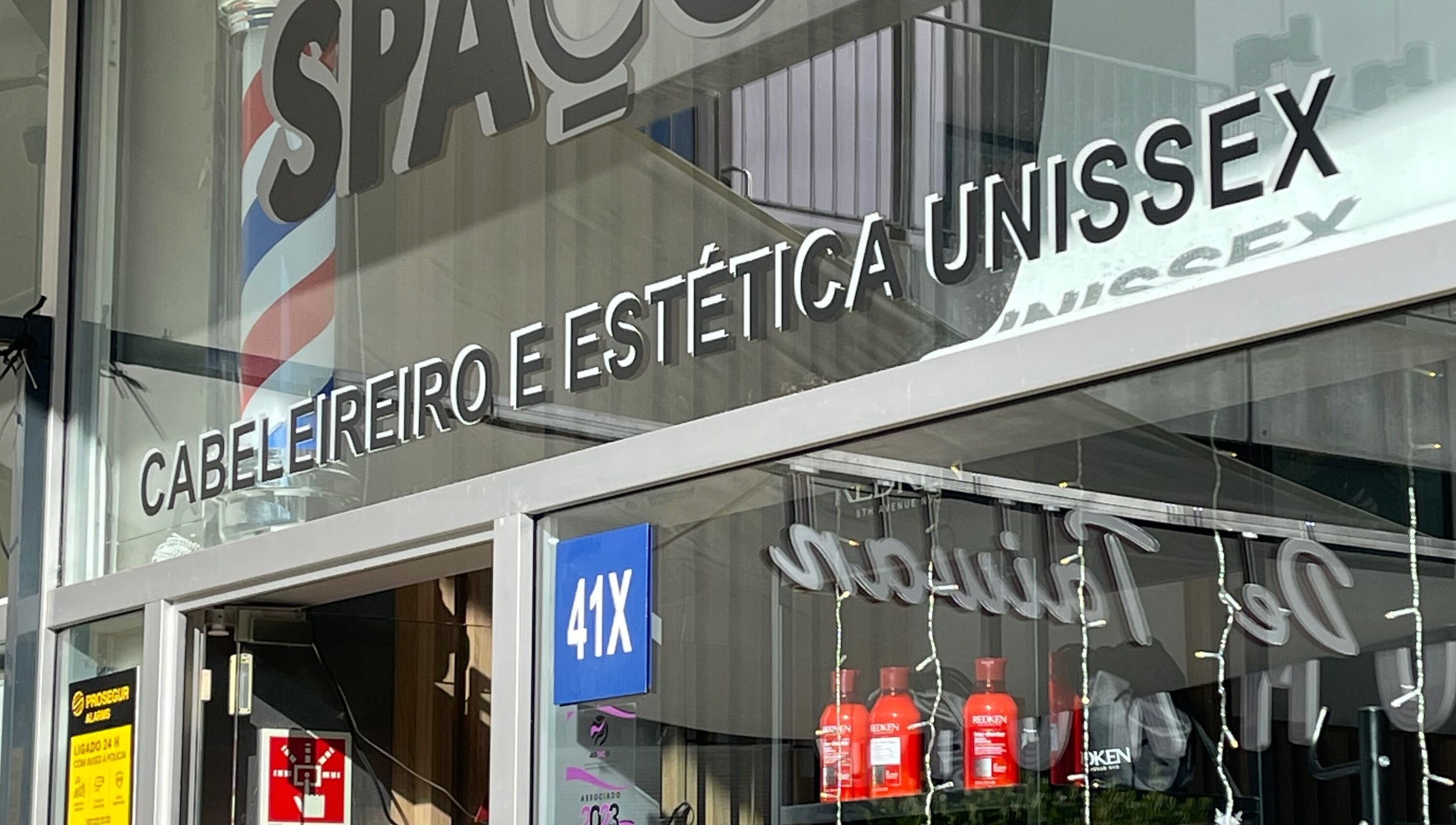 Fachada do salão Espaço Rossetti - Diego Leal em Lisboa, Lisboa, PT com letreiro de cabeleireiro e estética unissex.