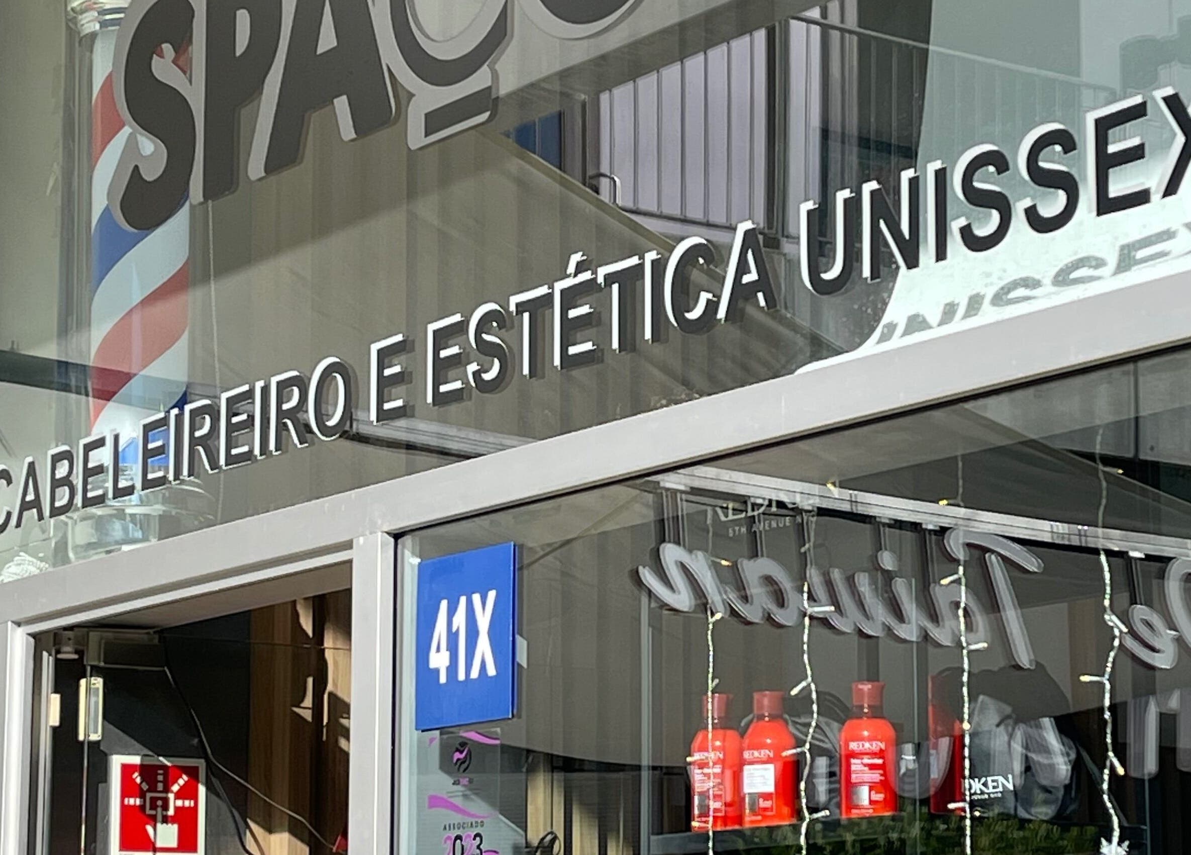 Fachada do salão Espaço Rossetti - Diego Leal em Lisboa, Lisboa, PT com letreiro de cabeleireiro e estética unissex.