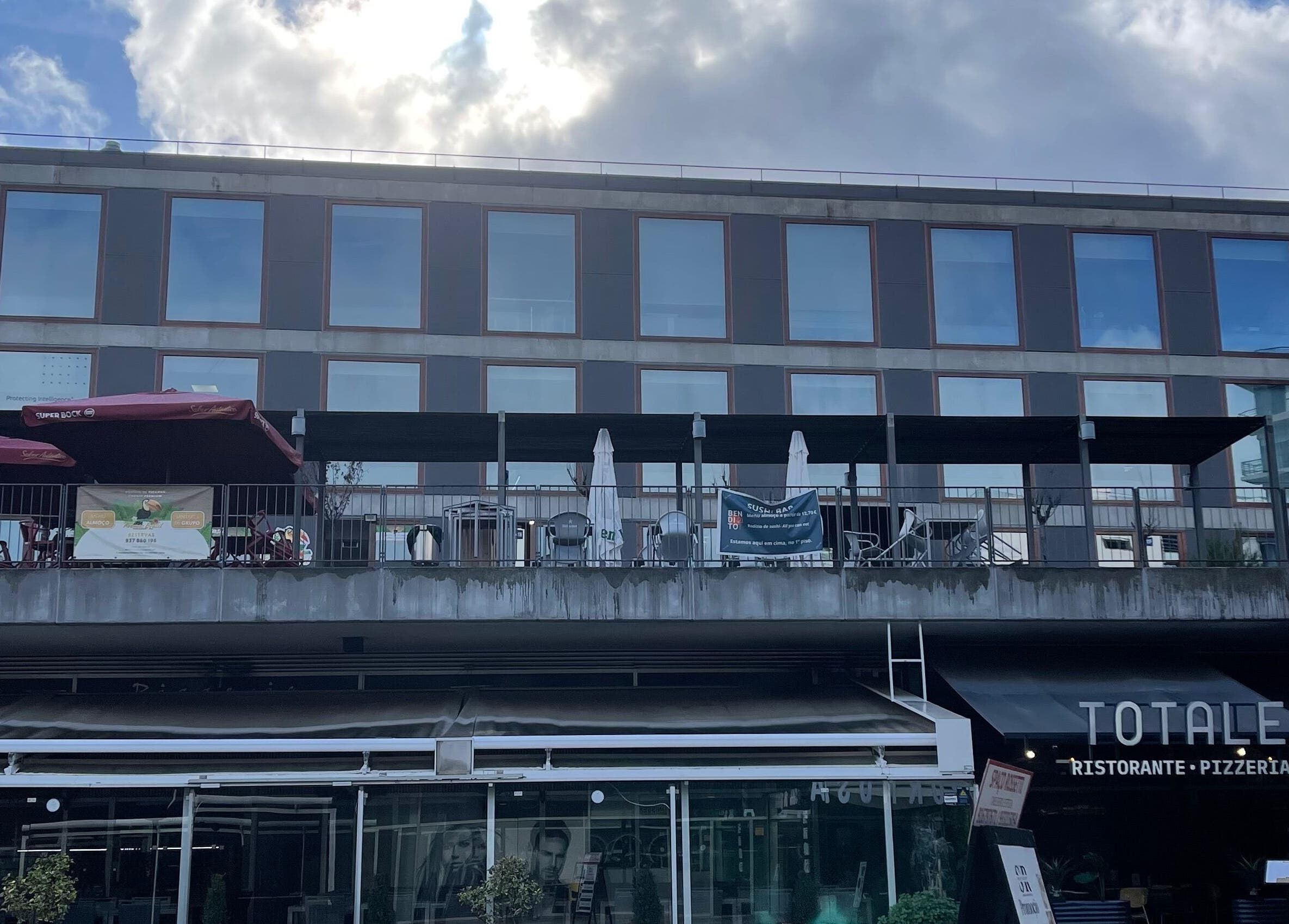 Vista do terraço do Espaço Rossetti - Diego Leal em Lisboa, Lisboa, PT, destacando a fachada moderna.