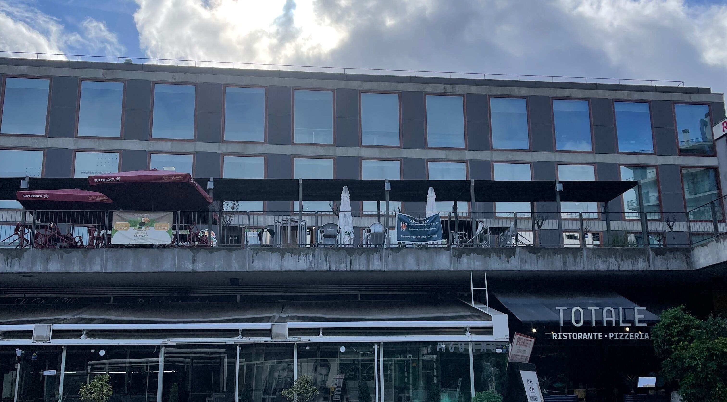 Vista do terraço do restaurante Diego Leal, Lisboa, Lisboa, PT, com mesas ao ar livre.