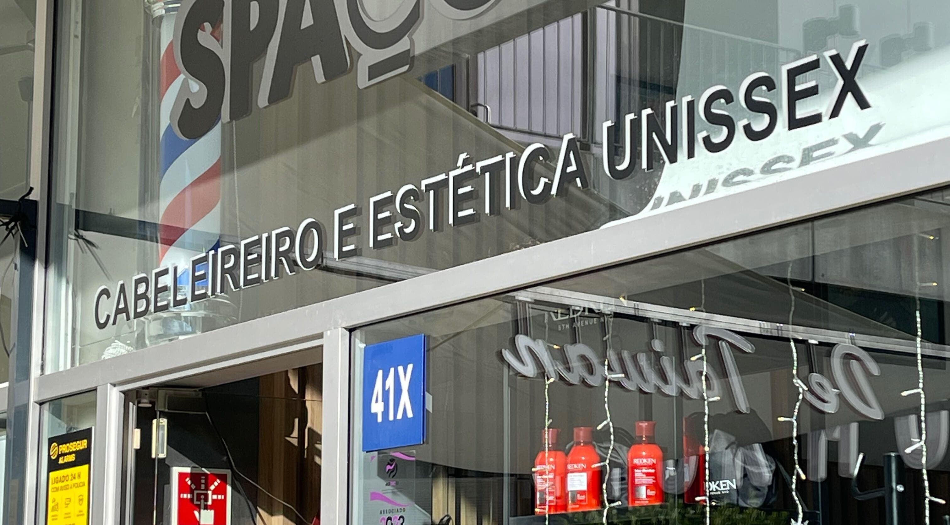 Entrada do salão Diego Leal em Lisboa, Lisboa, PT, destacando serviços de cabeleireiro e estética unissex.