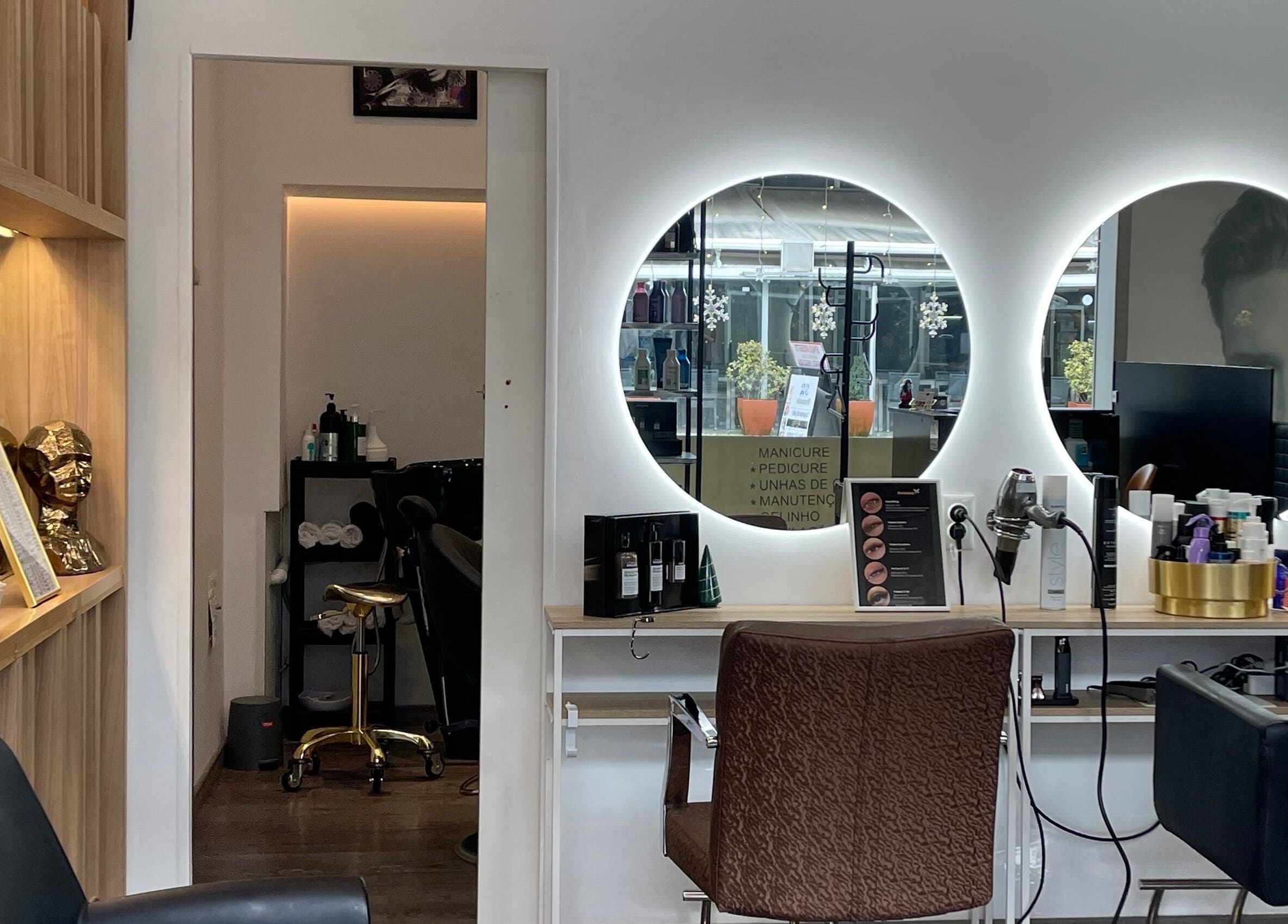Sala moderna de beleza no Diego Leal, Lisboa, Lisboa, PT, com espelhos iluminados e cadeiras confortáveis.
