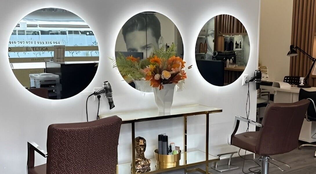 Espaço elegante de salão em Diego Leal, Lisboa, Lisboa, PT, com poltronas e espelhos iluminados.